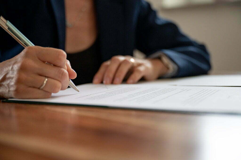 businesswoman signing a document 2022 07 19 00 31 53 utc