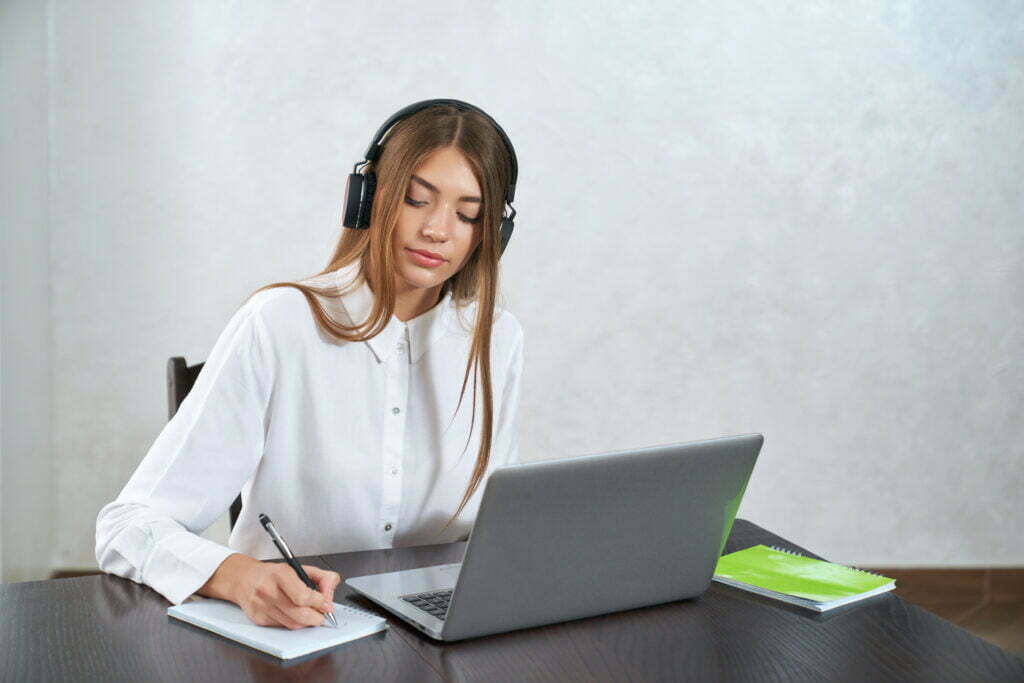 charming woman listening online courses in headpho 2021 09 02 14 45 06 utc