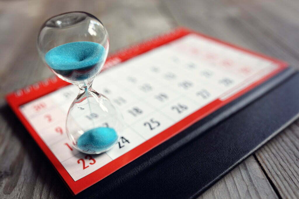 hourglass on calendar 2021 08 26 22 29 57 utc